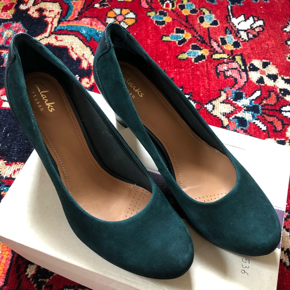 Clarks NEW never worn green suede pumps